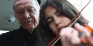 Cumhurbaşkanı Erdoğan, Denizli'de keman çalan öğrenci ile sohbet etti