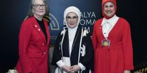 Emine Erdoğan Uluslararası Kızılay ve Kızılhaç Federasyonu Başkanı Forbes ile görüştü