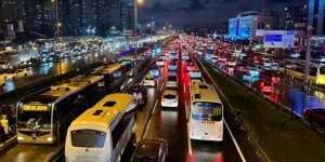 İstanbul'da akşam saatlerinde trafik yoğunluğu, iftara yetişmek isteyenlerin de etkisiyle yüzde 83'e kadar yükseldi.