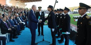 Cumhurbaşkanı Erdoğan ile mezun polisin "kardeş" diyaloğu