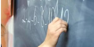 Öğrencileri darbeden eğitim yöneticisi açığa alındı