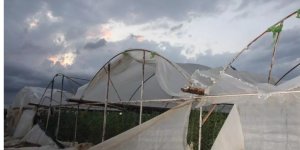 Antalya'da hortum ev ve seralara zarar verdi