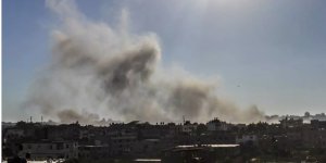 Katil İsrail'in Gazze'nin merkezine saldırısında 8 Filistinli öldü