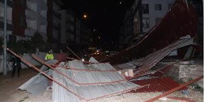 Hatay'da şiddetli rüzgar binaların çatılarını uçurdu