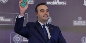 Bakan Kacır, CHP'li Özel'in kırmızı kartına, “Milli Muharip Uçak Kaan'ın kartı” ile cevap verdi.