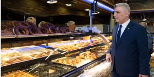 Ticaret Bakanı Ömer Bolat, esnafa destek olmak için boykot çağrılarına karşı ürün satın aldı