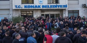 İzmir'de belediye işçileri maaşlarının eksik yatırılması nedeniyle iş yavaşlattı