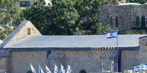 Filistin topraklarını gasbeden İsrailliler, El Halil'deki Harem-i İbrahim Camisinin duvarlarına ve burçlarına çok sayıda İsrail bayrağı astı.