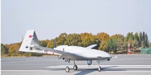 80 yıl önce Nazilerden kurtuldular! Türkiye'den alınan Bayraktar TB2 SİHA'ları gövde gösterisi yaptı