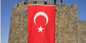 Cumhurbaşkanı Erdoğan çağrıda bulunmuştu! Diyarbakır Surları'na "Terörsüz Türkiye"ye destek için Türk bayrağı asıldı