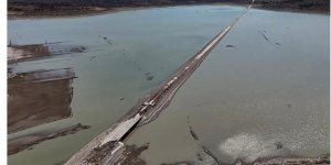 Barajda su seviyesi düştü! Eski İzmir-Çeşme kara yolu ortaya çıktı