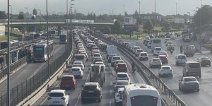 İstanbul'da okullarda uyum haftası ve haftanın ilk iş gününde trafik yoğunluğu yaşanıyor