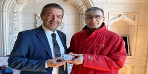 KKTC Dışişleri Bakanı Ertuğruloğlu, bilim insanı Aziz Sancar'a KKTC kimliğini takdim etti