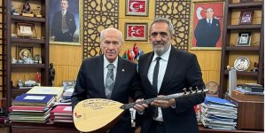 Yavuz Bingöl, MHP lideri Bahçeli'ye bağlama hediye etti