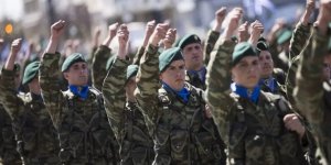 Yunanistan'da askerler başbakanlık binasına yürüdü! Yasa tasarısı protesto edildi