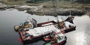 Kandıra'da karaya oturan gemideki yük tahliye ediliyor