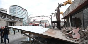 Ankara'da bir binanın platformu çöktü