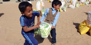 İHH yardımları Yemen'deki çocukları sevindirdi