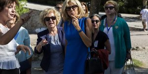 Brigitte Macron'un giyim tarzına karşı imza kampanyası başlatıldı