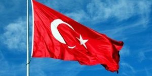 Türk bayrağını indirmek isteyen 2 kişi tutuklandı