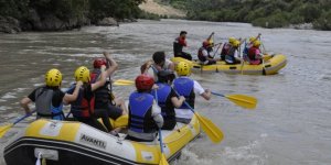 Çukurca'da gençlerin rafting heyecanı!