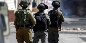 İsrail askerleri Batı Şeria'da patlayıcı mermi kullanarak 5 Filistinliyi yaraladı