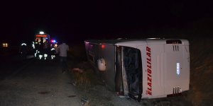 Yolcu otobüsü devrildi: 15 yaralı