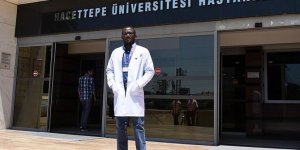 Gambiyalı doktor Hacettepe'de şifa dağıtıyor