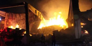Urfa'da fabrika alev alev yandı