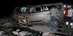 Minibüs devrildi: 2 ölü, 5 yaralı