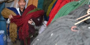 Yarım asırdır ipleri halı ve kilime dönüşüyor!