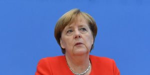 Merkel'in aracına domates atıldı