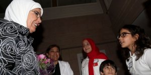 Emine Erdoğan, ABD'deki ilk Maarif Vakfı Okulu öğrencilerini kabul etti