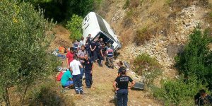 Antalya'da tur midibüsü uçuruma yuvarlandı: 2 ölü, 29 yaralı
