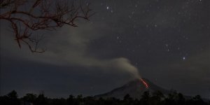 Endonezya'da Anak Krakatau Yanardağı'nda 1 günde 49 patlama