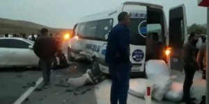 Van'da otomobille minibüs çarpıştı: 1 ölü, 18 yaralı