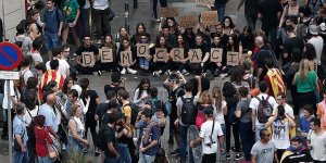 Barselona'da genel greve gidenler sokaklara döküldü