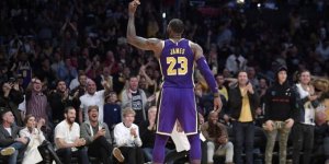 Lakers'ın yıldız oyuncusu LeBron James, 20'si son çeyrekte 42 sayı, 6 asist, 5 ribaunt üretti!
