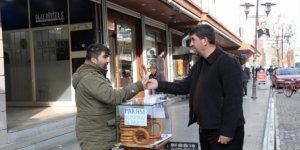 Diyarbakır'ın Sur ilçesi sokaklarında parası olmayana ücretsiz simit veriliyor!.
