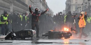 Paris'te gösteri öncesi 32 kişi gözaltına alındı