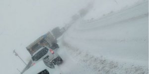 Doğu Karadeniz'de kar etkili oluyor: Araçlar yollarda kaldı