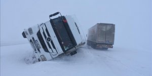 Doğuda kar yağışı ve tipi sürücülere zor anlar yaşattı