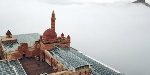 İshak Paşa Sarayı, oluşan sis bulutu içinde muhteşem manzara sergiledi!