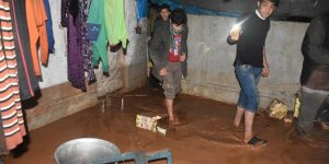 Suriye'yi sağanak yağış vurdu!Kampları sular altında kaldı