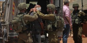 İsrail güçleri 10 Filistinliyi gözaltına aldı!