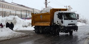 Bir haftada 600 kamyon kar şehir dışına taşındı