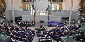Alman Meclisinde 'oturma düzeni' sorun oldu