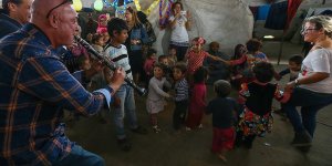 Suriyeli çocuklar için 10 dilde şarkı söylediler