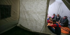 Depremden etkilenen vatandaşlar geceyi çadırlarda geçiriyor