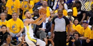 Stephen Curry tarihe geçti!